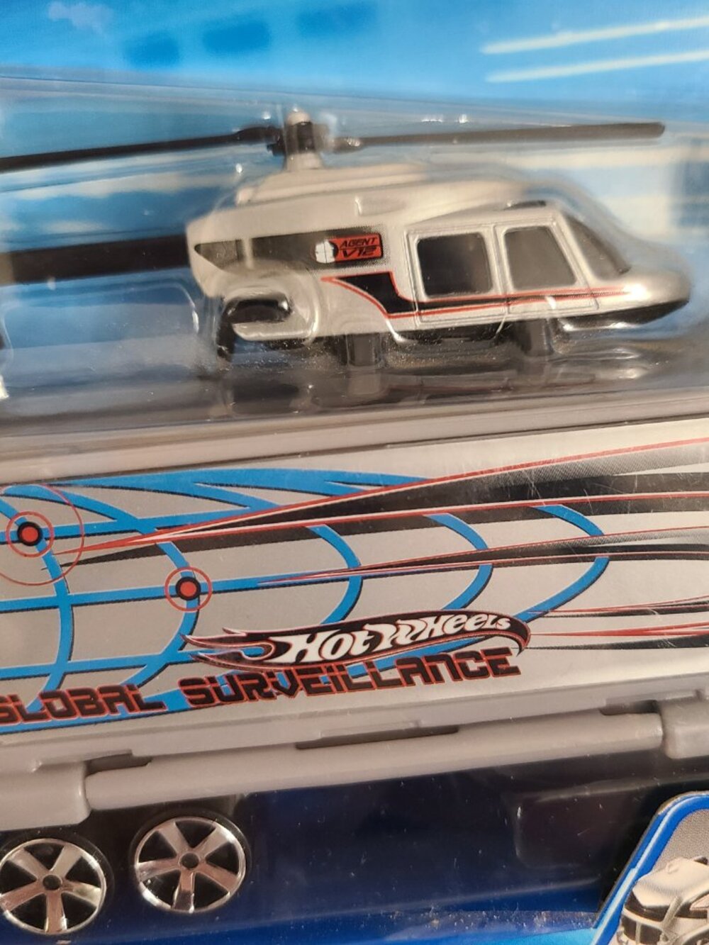 Hot Wheels Truckin Transporters Global Surveillance with Helicopter - Picture 2 of 11